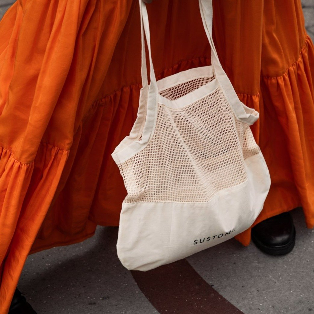 organic cotton tote bag being taken to the supermarket for zero waste shopping | SUSTOMi
