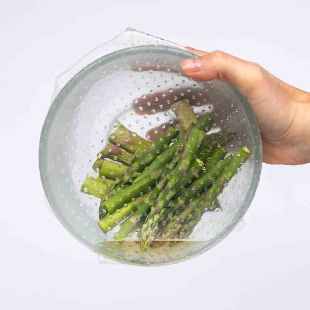 asparagus in glass bowl with silicone bowl cover filled with oil no leaks | reusable silicone food covers | SUSTOMi